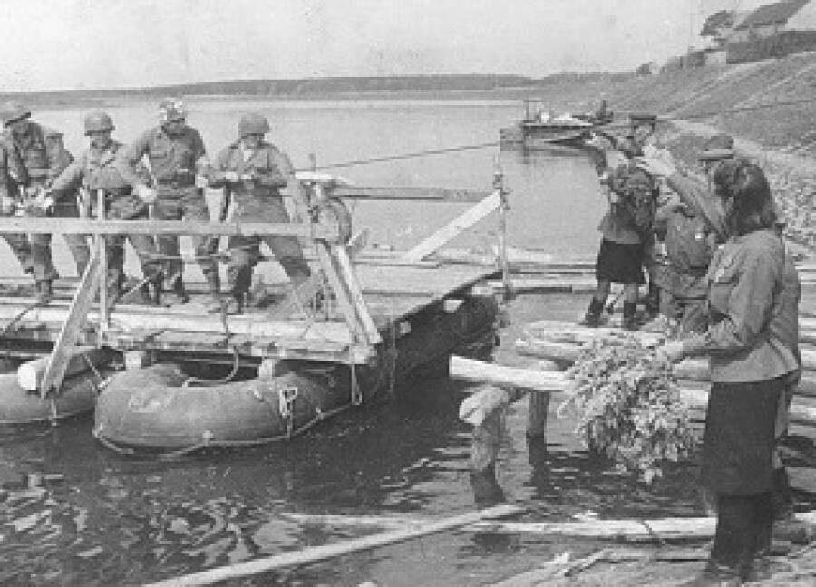 25 апреля.